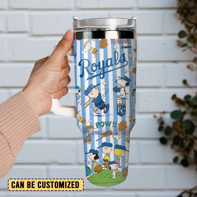 Kansas City Royals x Peanuts MLB Custom Stanley Quencher 40oz Stainless Steel Tumbler With Handle - Threewoofs - Image 4