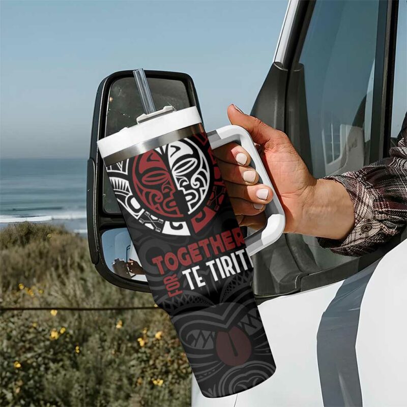 Maori Hongi Toitu Te Tiriti Tangata Tiriti Stand With Tangata Whenua Custom Stanley Quencher 40oz Stainless Steel Tumbler With Handle - Threewoofs - Image 7