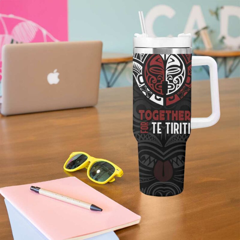Maori Hongi Toitu Te Tiriti Tangata Tiriti Stand With Tangata Whenua Custom Stanley Quencher 40oz Stainless Steel Tumbler With Handle - Threewoofs - Image 5