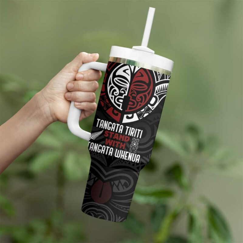 Maori Hongi Toitu Te Tiriti Tangata Tiriti Stand With Tangata Whenua Custom Stanley Quencher 40oz Stainless Steel Tumbler With Handle - Threewoofs - Image 3