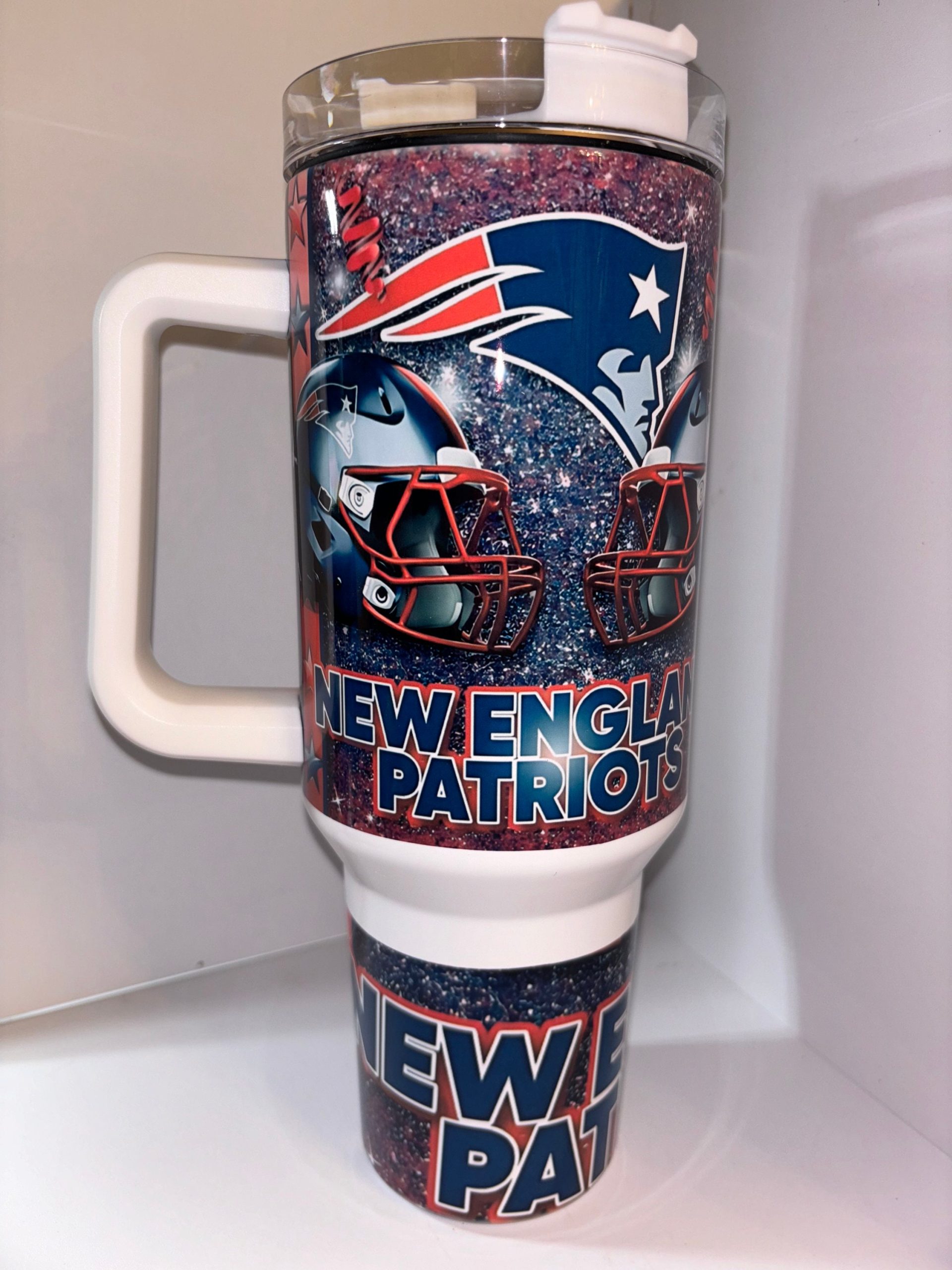New England Patriots Glitter Tumbler with Handle - Perfect for Fans! - Image 4