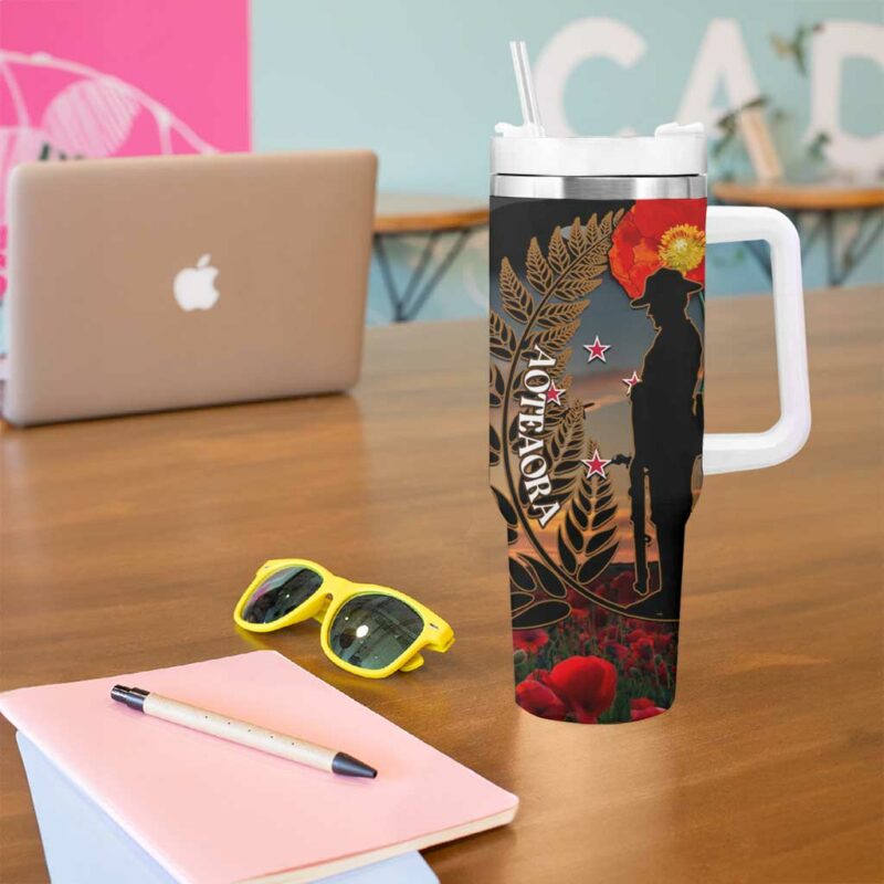 New Zealand ANZAC Day Lest We Forget Silver Fern With Camouflage Custom Stanley Quencher 40oz Stainless Steel Tumbler With Handle - Threewoofs - Image 5