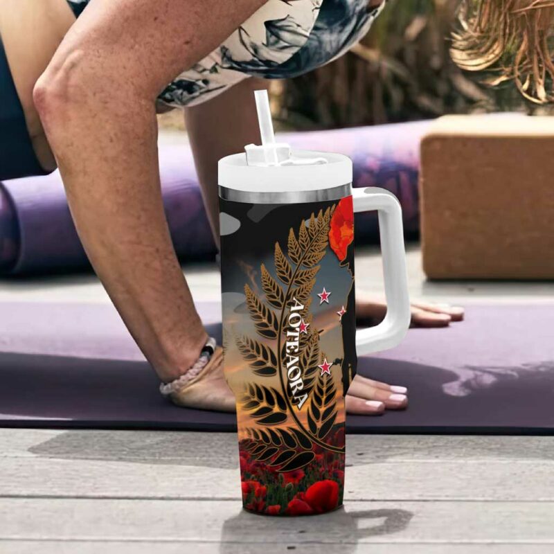 New Zealand ANZAC Day Lest We Forget Silver Fern With Camouflage Custom Stanley Quencher 40oz Stainless Steel Tumbler With Handle - Threewoofs - Image 6