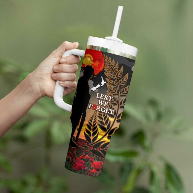 New Zealand ANZAC Day Lest We Forget Silver Fern With Camouflage Custom Stanley Quencher 40oz Stainless Steel Tumbler With Handle - Threewoofs - Image 3