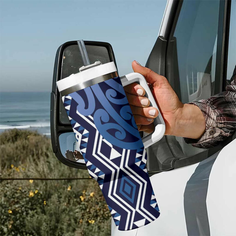 New Zealand Aotearoa Kowhaiwhai Mix Taniko Art Blue Custom Stanley Quencher 40oz Stainless Steel Tumbler With Handle - Threewoofs - Image 7