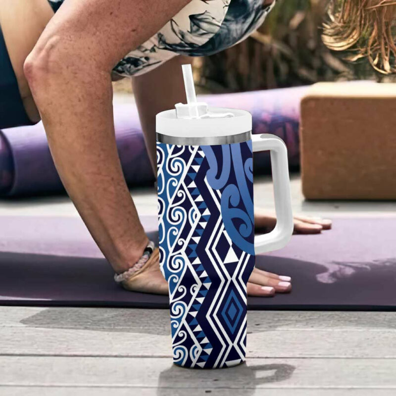 New Zealand Aotearoa Kowhaiwhai Mix Taniko Art Blue Custom Stanley Quencher 40oz Stainless Steel Tumbler With Handle - Threewoofs - Image 6
