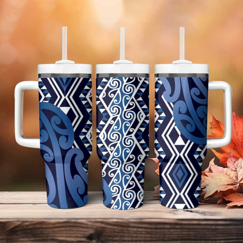 New Zealand Aotearoa Kowhaiwhai Mix Taniko Art Blue Custom Stanley Quencher 40oz Stainless Steel Tumbler With Handle - Threewoofs - Image 4