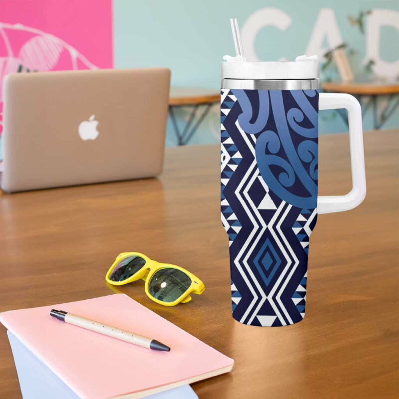 New Zealand Aotearoa Kowhaiwhai Mix Taniko Art Blue Custom Stanley Quencher 40oz Stainless Steel Tumbler With Handle - Threewoofs - Image 5