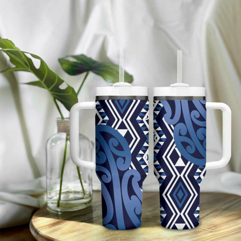 New Zealand Aotearoa Kowhaiwhai Mix Taniko Art Blue Custom Stanley Quencher 40oz Stainless Steel Tumbler With Handle - Threewoofs - Image 9