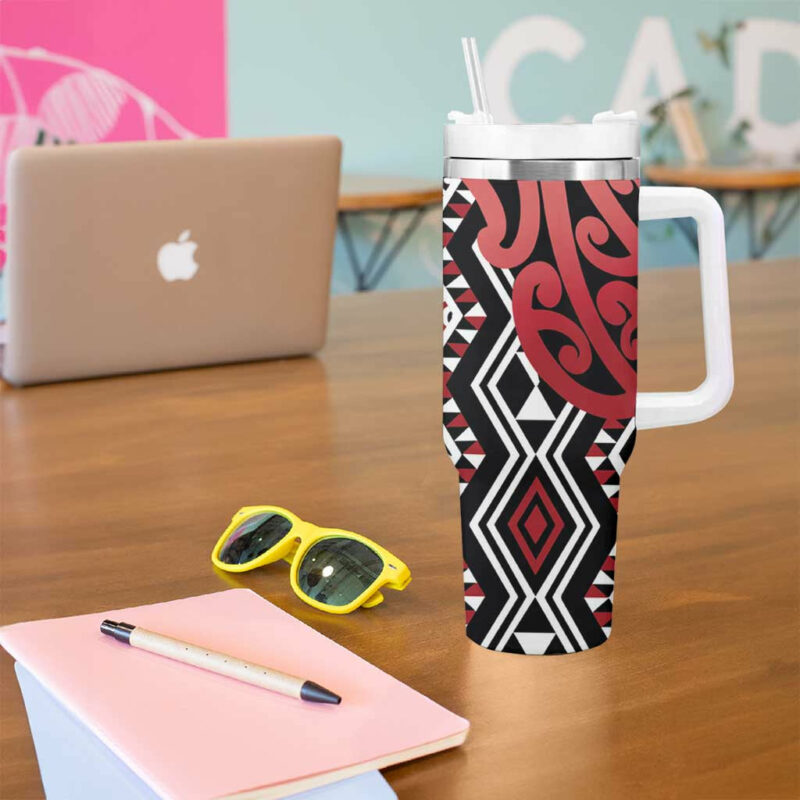 New Zealand Aotearoa Kowhaiwhai Mix Taniko Art Red Custom Stanley Quencher 40oz Stainless Steel Tumbler With Handle - Threewoofs - Image 5