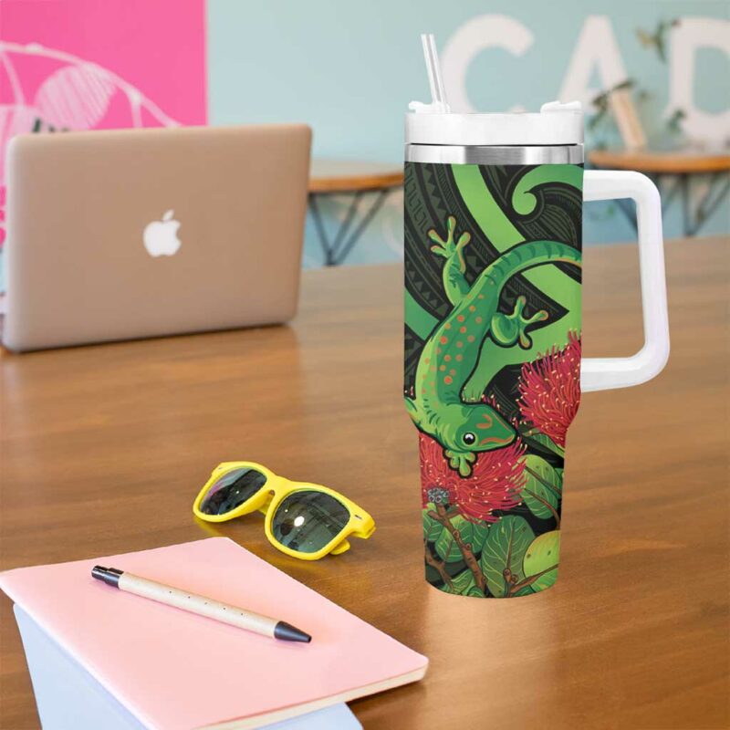 New Zealand Gecko Aotearoa Maori With Pohutukawa Flowers Custom Stanley Quencher 40oz Stainless Steel Tumbler With Handle - Threewoofs - Image 5