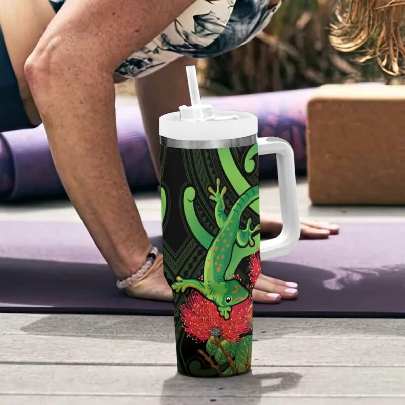 New Zealand Gecko Aotearoa Maori With Pohutukawa Flowers Custom Stanley Quencher 40oz Stainless Steel Tumbler With Handle - Threewoofs - Image 6