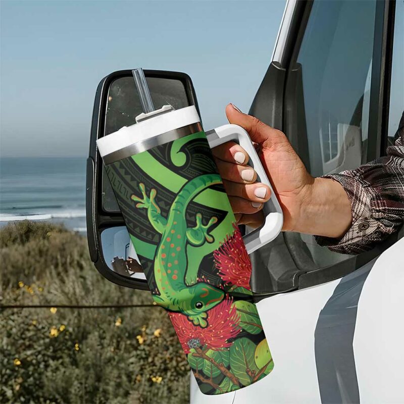 New Zealand Gecko Aotearoa Maori With Pohutukawa Flowers Custom Stanley Quencher 40oz Stainless Steel Tumbler With Handle - Threewoofs - Image 7