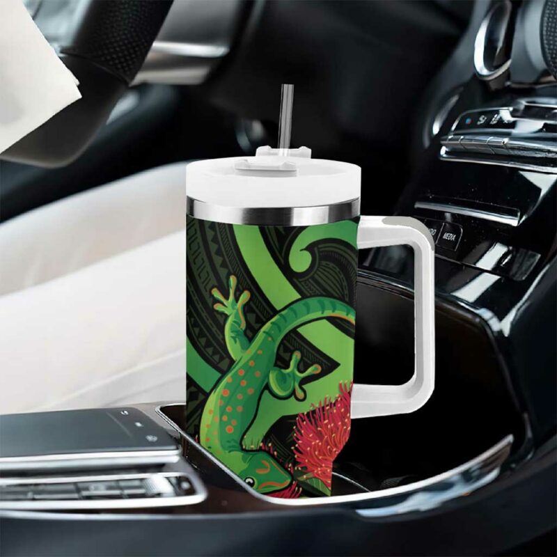 New Zealand Gecko Aotearoa Maori With Pohutukawa Flowers Custom Stanley Quencher 40oz Stainless Steel Tumbler With Handle - Threewoofs - Image 8