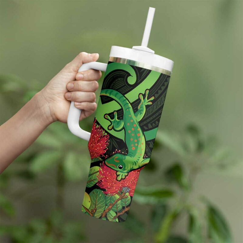 New Zealand Gecko Aotearoa Maori With Pohutukawa Flowers Custom Stanley Quencher 40oz Stainless Steel Tumbler With Handle - Threewoofs - Image 3