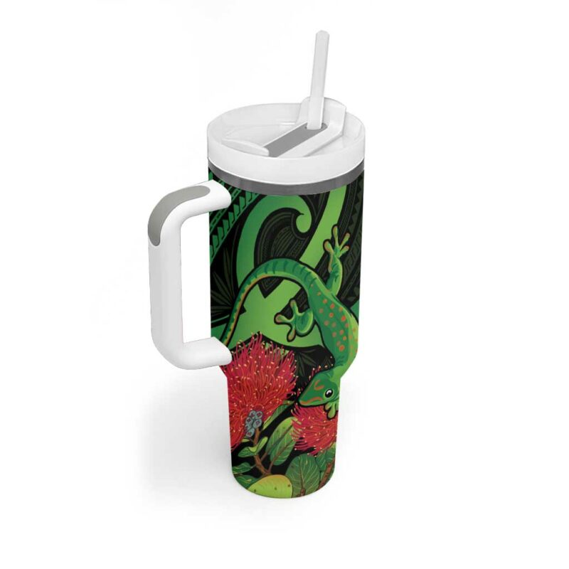 New Zealand Gecko Aotearoa Maori With Pohutukawa Flowers Custom Stanley Quencher 40oz Stainless Steel Tumbler With Handle - Threewoofs - Image 2