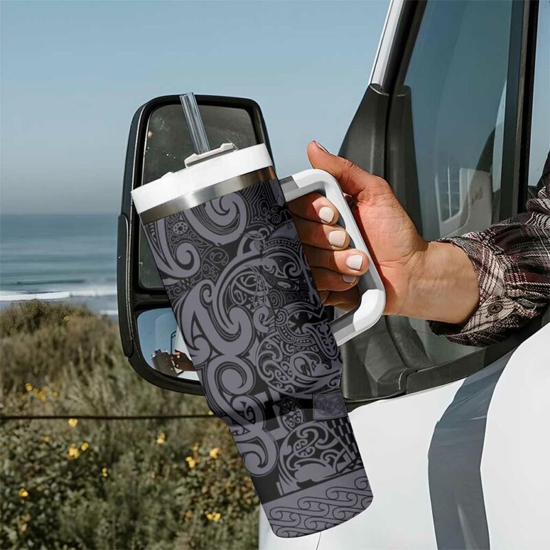 New Zealand Taiaha Maori Minimalist Silver Fern All Black Custom Stanley Quencher 40oz Stainless Steel Tumbler With Handle - Threewoofs - Image 7