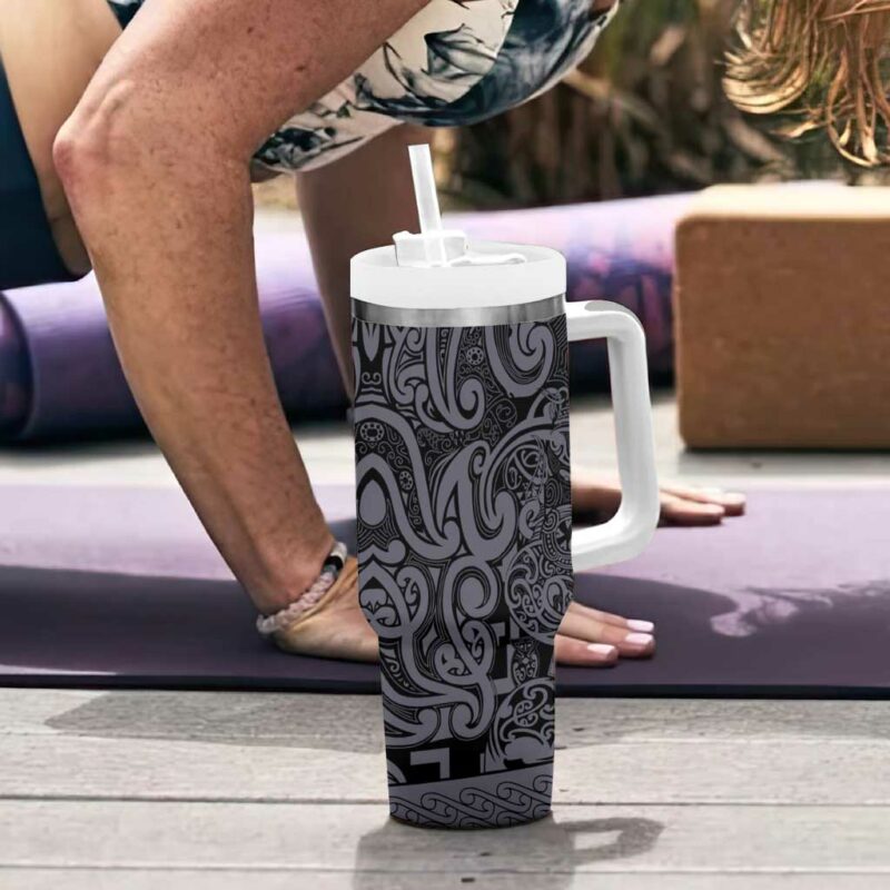 New Zealand Taiaha Maori Minimalist Silver Fern All Black Custom Stanley Quencher 40oz Stainless Steel Tumbler With Handle - Threewoofs - Image 6
