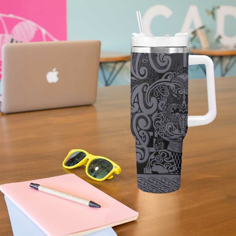 New Zealand Taiaha Maori Minimalist Silver Fern All Black Custom Stanley Quencher 40oz Stainless Steel Tumbler With Handle - Threewoofs - Image 5