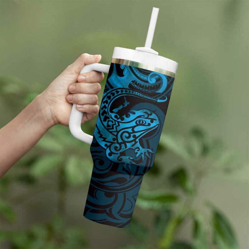 New Zealand Tuatara Aotearoa Maori Clematis Flowers Blue Custom Stanley Quencher 40oz Stainless Steel Tumbler With Handle - Threewoofs - Image 3
