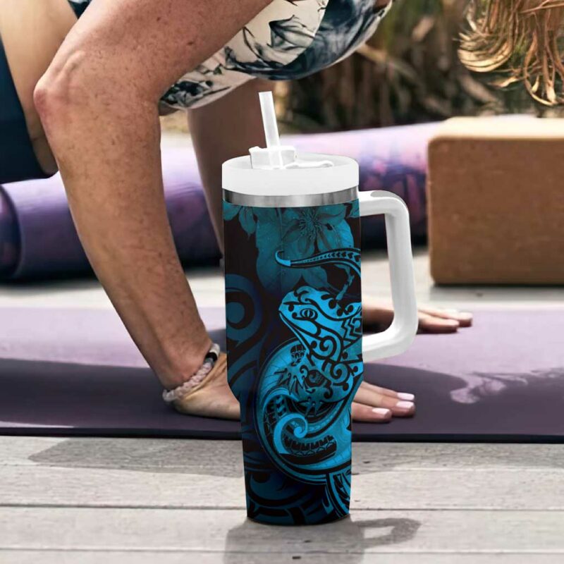 New Zealand Tuatara Aotearoa Maori Clematis Flowers Blue Custom Stanley Quencher 40oz Stainless Steel Tumbler With Handle - Threewoofs - Image 6