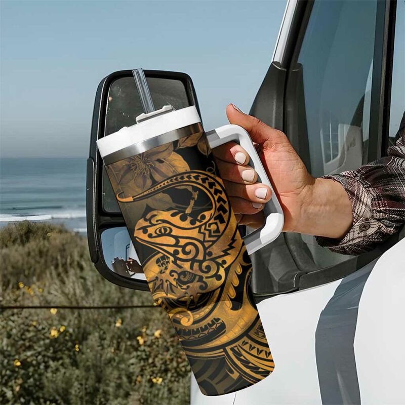 New Zealand Tuatara Aotearoa Maori Clematis Flowers Gold Custom Stanley Quencher 40oz Stainless Steel Tumbler With Handle - Threewoofs - Image 7