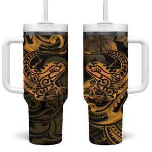 New Zealand Tuatara Aotearoa Maori Clematis Flowers Gold Custom Stanley Quencher 40oz Stainless Steel Tumbler With Handle - Threewoofs