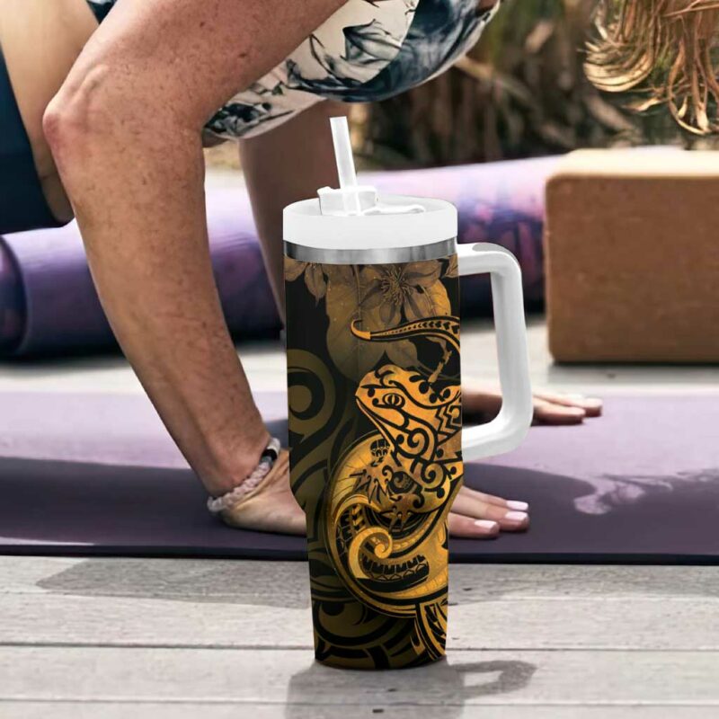 New Zealand Tuatara Aotearoa Maori Clematis Flowers Gold Custom Stanley Quencher 40oz Stainless Steel Tumbler With Handle - Threewoofs - Image 6