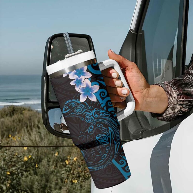New Zealand Tuatara Plumeria Maori Blue Koru Tribal Tattoo Custom Stanley Quencher 40oz Stainless Steel Tumbler With Handle - Threewoofs - Image 7