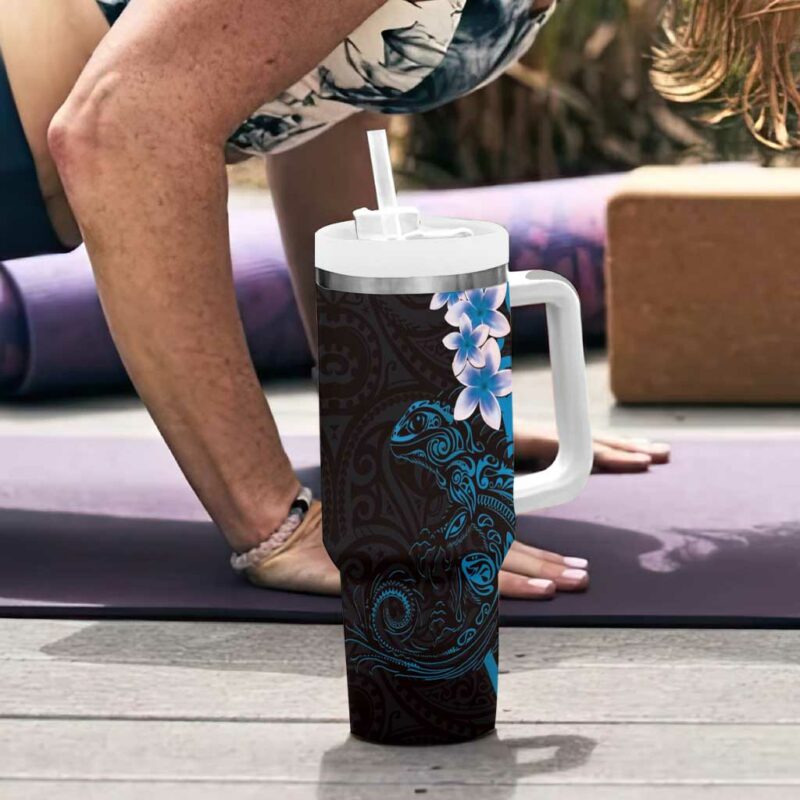 New Zealand Tuatara Plumeria Maori Blue Koru Tribal Tattoo Custom Stanley Quencher 40oz Stainless Steel Tumbler With Handle - Threewoofs - Image 6