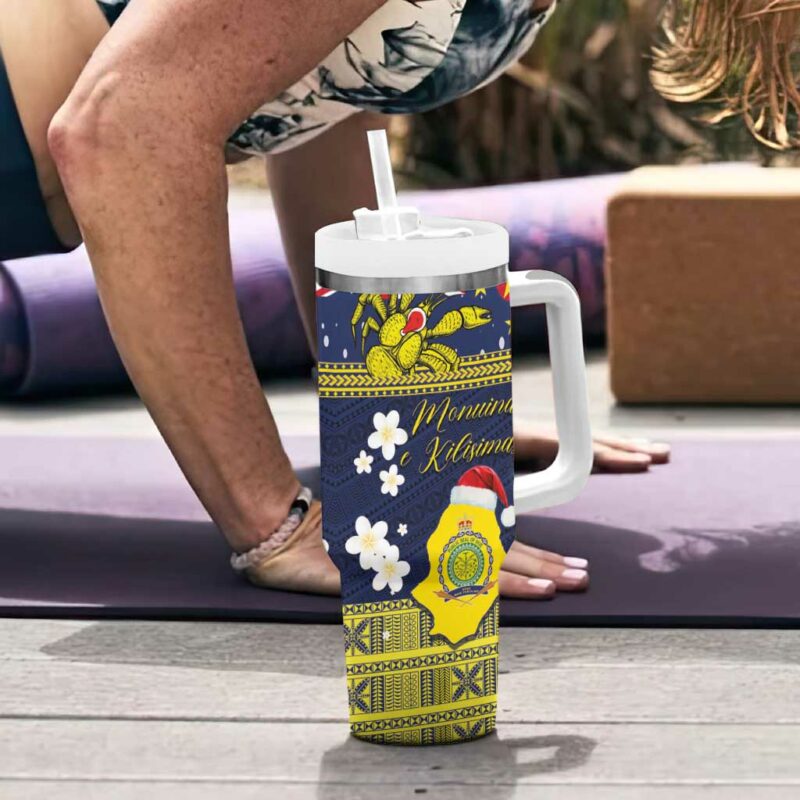 Niue Monuina e Kilisimasi Christmas Uga Niue Map and Emblem Custom Stanley Quencher 40oz Stainless Steel Tumbler With Handle - Threewoofs - Image 6