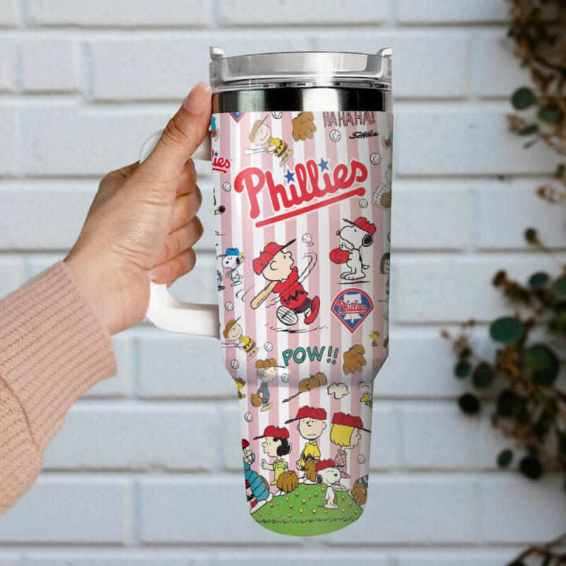 Philadelphia Phillies x Peanuts MLB Custom Stanley Quencher 40oz Stainless Steel Tumbler With Handle - Threewoofs - Image 4