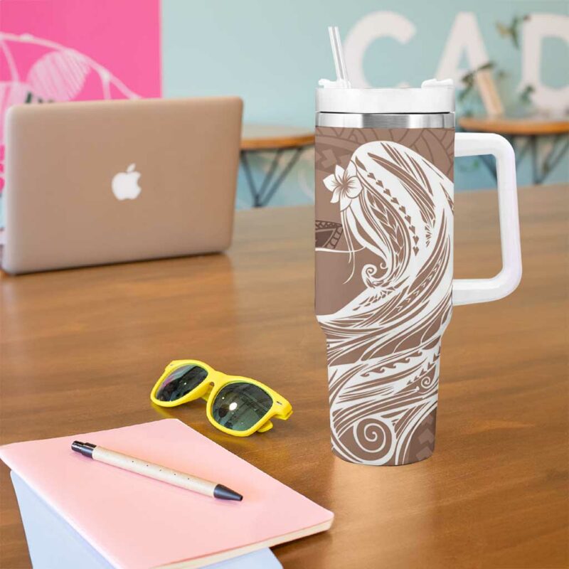 Tahiti Islands Polynesian Plumeria Tahitian Vahine ‚ÄòOte‚Äôa Beige Custom Stanley Quencher 40oz Stainless Steel Tumbler With Handle - Threewoofs - Image 5
