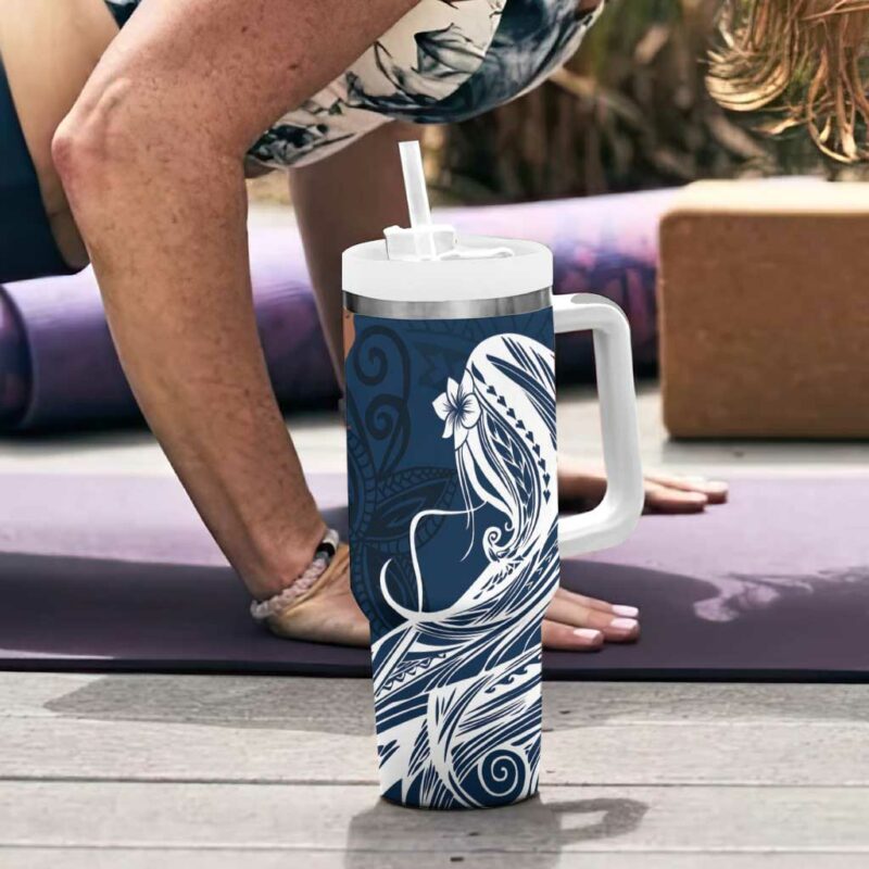 Tahiti Islands Polynesian Plumeria Tahitian Vahine ‚ÄòOte‚Äôa Navy Blue Custom Stanley Quencher 40oz Stainless Steel Tumbler With Handle - Threewoofs - Image 6