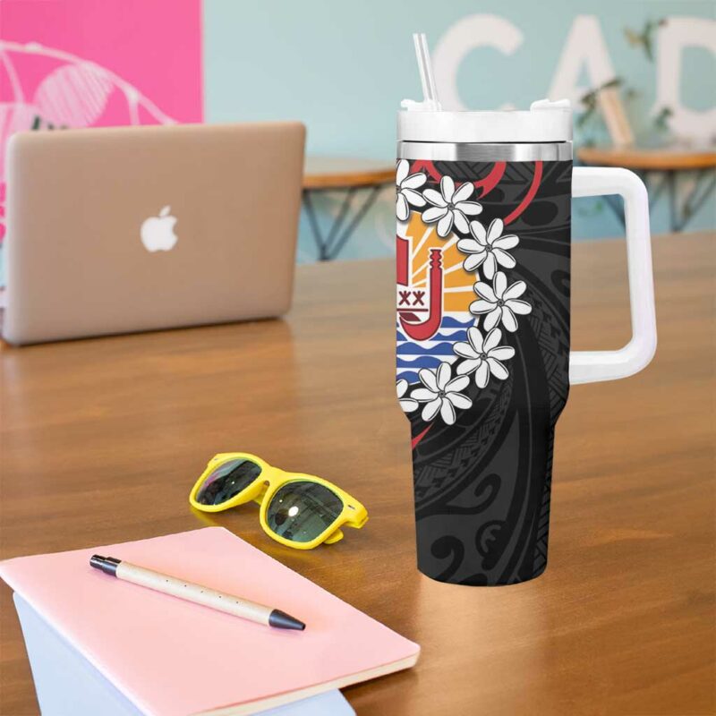 Tahitian Coat Of Arm and Tiare Flower Polynesian Tribal Tattoo Custom Stanley Quencher 40oz Stainless Steel Tumbler With Handle - Threewoofs - Image 5