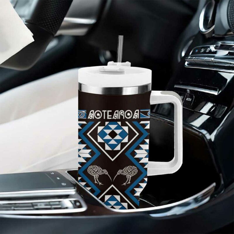 Taniko Motifs Aotearoa Waitangi Kowhaiwhai Kiwi Blue Custom Stanley Quencher 40oz Stainless Steel Tumbler With Handle - Threewoofs - Image 8