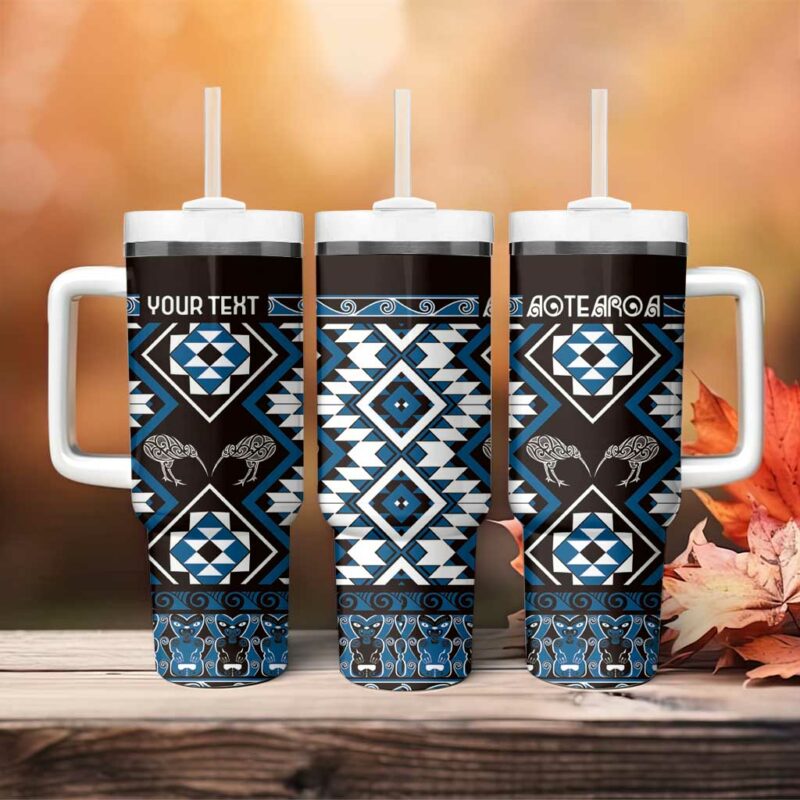 Taniko Motifs Aotearoa Waitangi Kowhaiwhai Kiwi Blue Custom Stanley Quencher 40oz Stainless Steel Tumbler With Handle - Threewoofs - Image 4