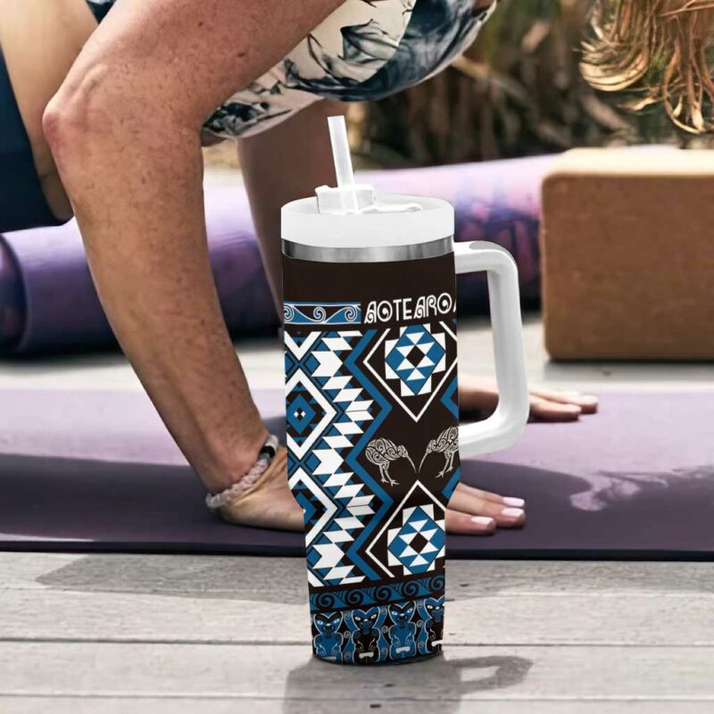 Taniko Motifs Aotearoa Waitangi Kowhaiwhai Kiwi Blue Custom Stanley Quencher 40oz Stainless Steel Tumbler With Handle - Threewoofs - Image 6