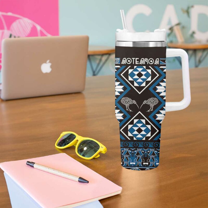Taniko Motifs Aotearoa Waitangi Kowhaiwhai Kiwi Blue Custom Stanley Quencher 40oz Stainless Steel Tumbler With Handle - Threewoofs - Image 5