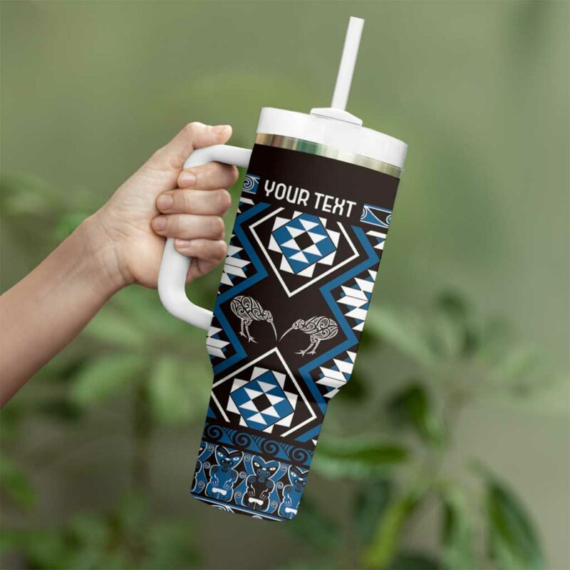 Taniko Motifs Aotearoa Waitangi Kowhaiwhai Kiwi Blue Custom Stanley Quencher 40oz Stainless Steel Tumbler With Handle - Threewoofs - Image 3