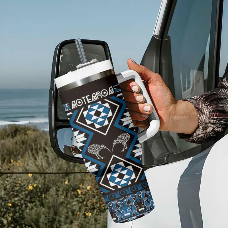 Taniko Motifs Aotearoa Waitangi Kowhaiwhai Kiwi Blue Custom Stanley Quencher 40oz Stainless Steel Tumbler With Handle - Threewoofs - Image 7