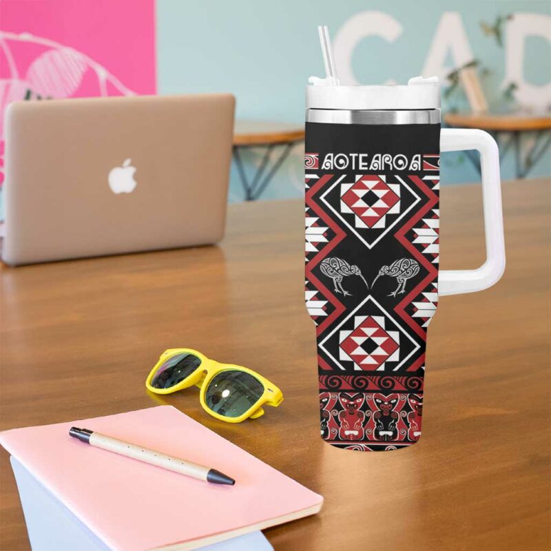 Taniko Motifs Aotearoa Waitangi Kowhaiwhai Kiwi Custom Stanley Quencher 40oz Stainless Steel Tumbler With Handle - Threewoofs - Image 5