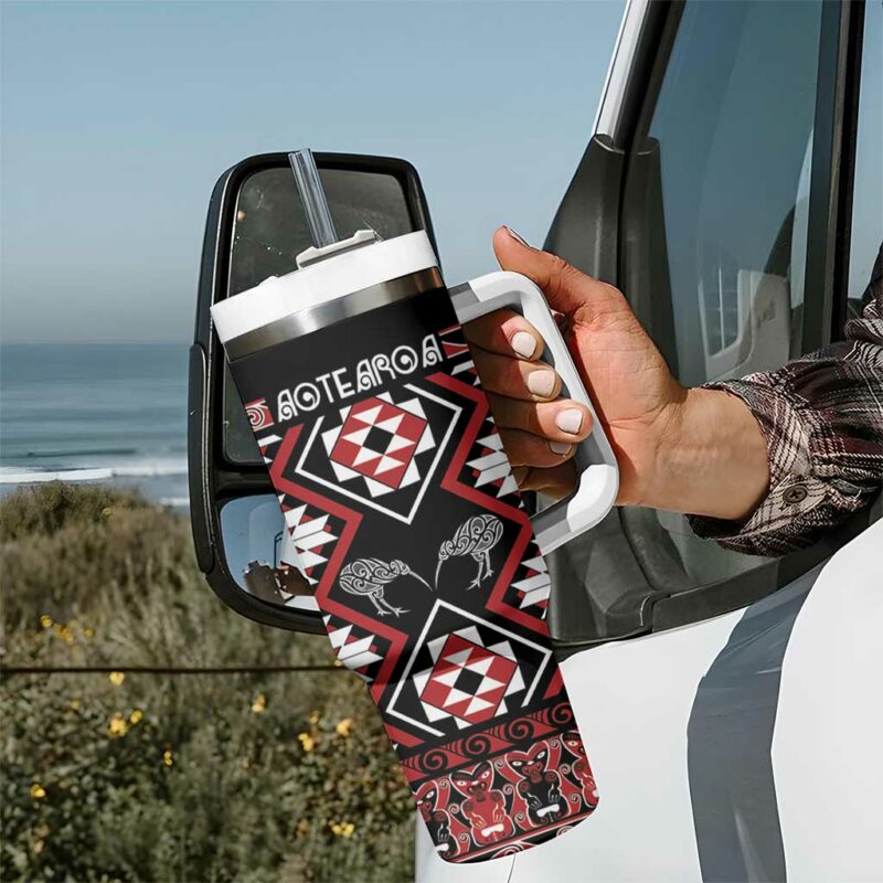 Taniko Motifs Aotearoa Waitangi Kowhaiwhai Kiwi Custom Stanley Quencher 40oz Stainless Steel Tumbler With Handle - Threewoofs - Image 7
