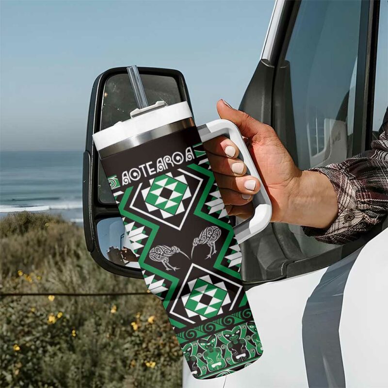 Taniko Motifs Aotearoa Waitangi Kowhaiwhai Kiwi Green Custom Stanley Quencher 40oz Stainless Steel Tumbler With Handle - Threewoofs - Image 7
