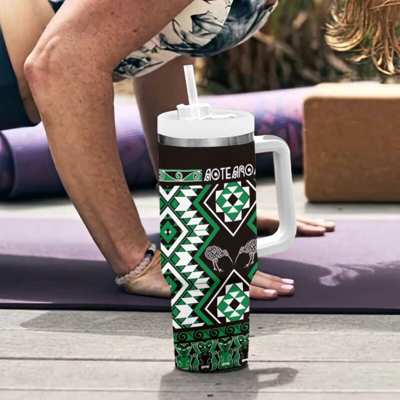 Taniko Motifs Aotearoa Waitangi Kowhaiwhai Kiwi Green Custom Stanley Quencher 40oz Stainless Steel Tumbler With Handle - Threewoofs - Image 6