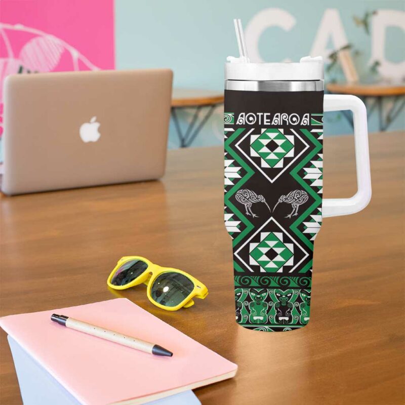 Taniko Motifs Aotearoa Waitangi Kowhaiwhai Kiwi Green Custom Stanley Quencher 40oz Stainless Steel Tumbler With Handle - Threewoofs - Image 5