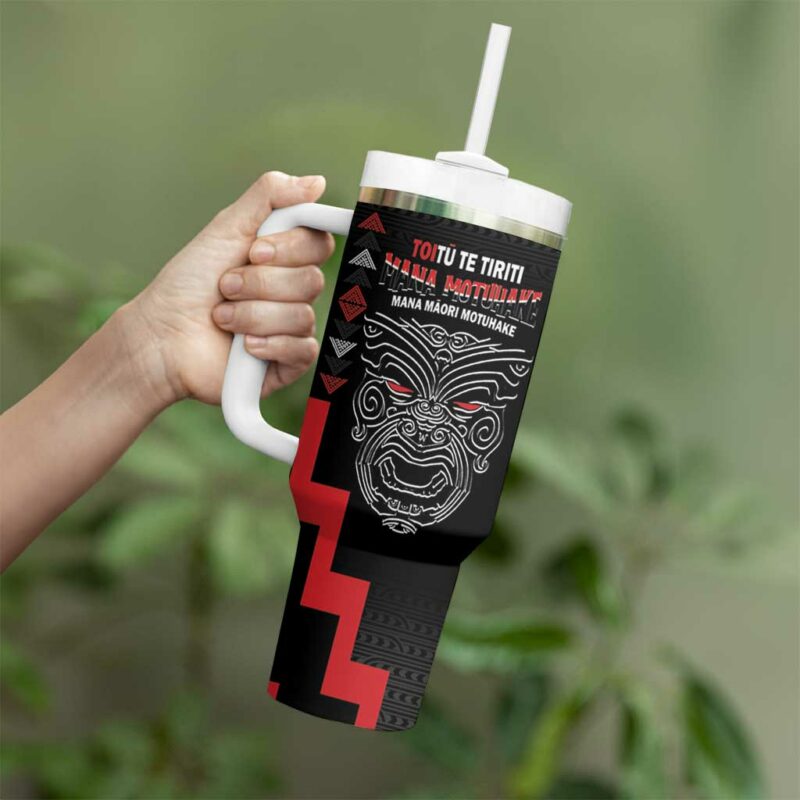 Toitu Te Tiriti Mana Maori Motuhake Aotearoa Haka Face Mix Poutama Art Custom Stanley Quencher 40oz Stainless Steel Tumbler With Handle - Threewoofs - Image 4