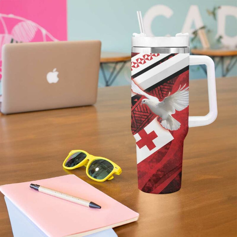 Tonga XIII Rugby Tribal Tattoo Mate Ma‚Äôa Tonga Kupesi Ngatu Grunge Custom Stanley Quencher 40oz Stainless Steel Tumbler With Handle - Threewoofs - Image 5