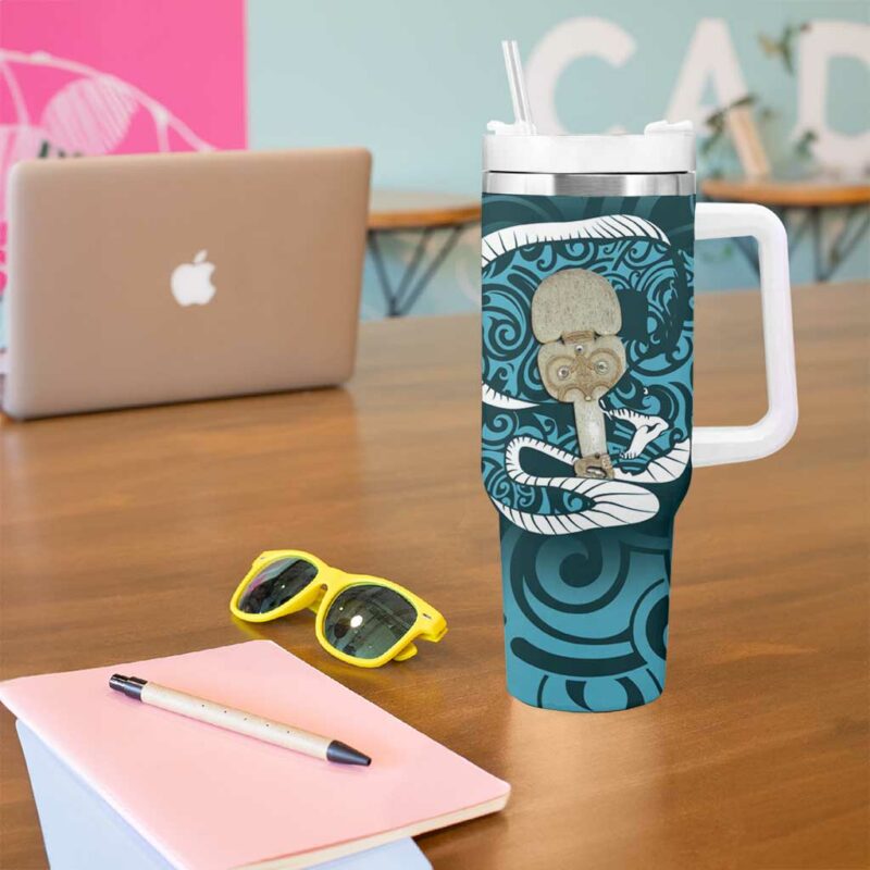 Turquoise New Zealand Eel Aotearoa Maori Tuna With Kotiate Weapon Custom Stanley Quencher 40oz Stainless Steel Tumbler With Handle - Threewoofs - Image 5