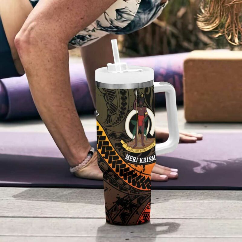 Vanuatu Christmas Vanuatuan Pig Tusk Meri Krismas! Custom Stanley Quencher 40oz Stainless Steel Tumbler With Handle - Threewoofs - Image 6